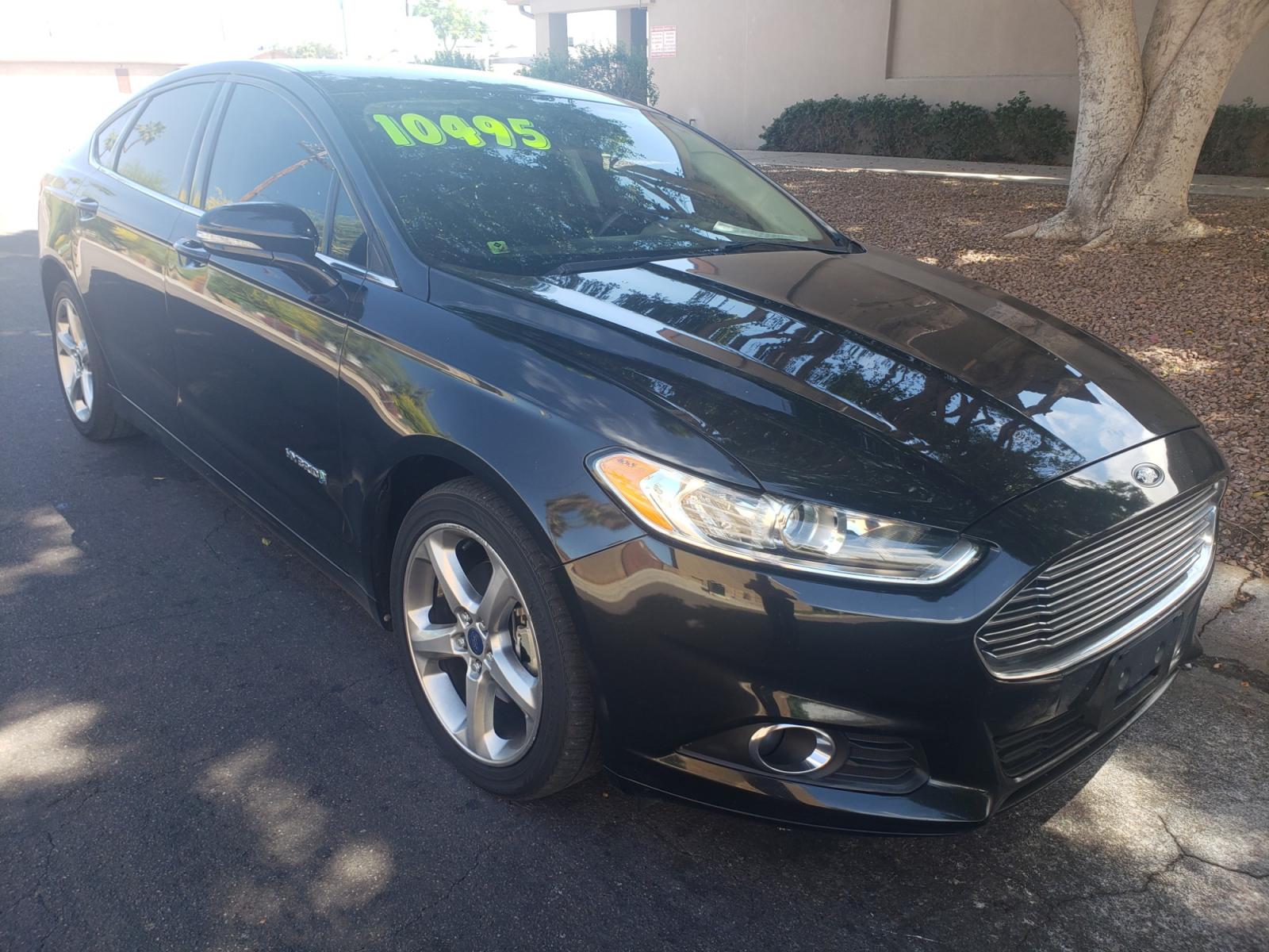 2014 /gray and black Ford Fusion Hybrid SE (3FA6P0LU3ER) with an 2.0L L4 DOHC 16V engine, 6-Speed Automatic Overdrive transmission, located at 323 E Dunlap Ave., Phoenix, AZ, 85020, (602) 331-9000, 33.567677, -112.069000 - 2014 Ford Fusion SE Hybrid......EXCELLENT condition,....ONLY 110K MILES!!!..... A Real Must See!!.... No accidents, Power everything, Touch screen Stereo/cd player, Phone sync, Bluetooth, Satellite compatible, Backup camera, Navigation, Ice cold ac, Clean Gray and Black interior with Black cloth sea - Photo #2